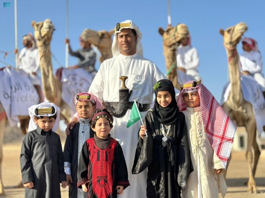 صور| بالزي السعودي التراثي.. فرحة أطفال نجران بيوم التأسيس
