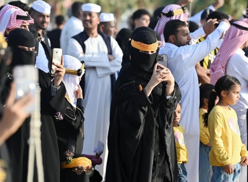 أهالي جازان يحتفون بيوم التأسيس في الواجهات البحرية