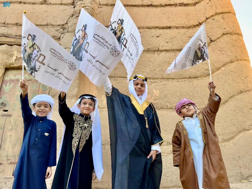 صور| بالزي السعودي التراثي.. فرحة أطفال نجران بيوم التأسيس
