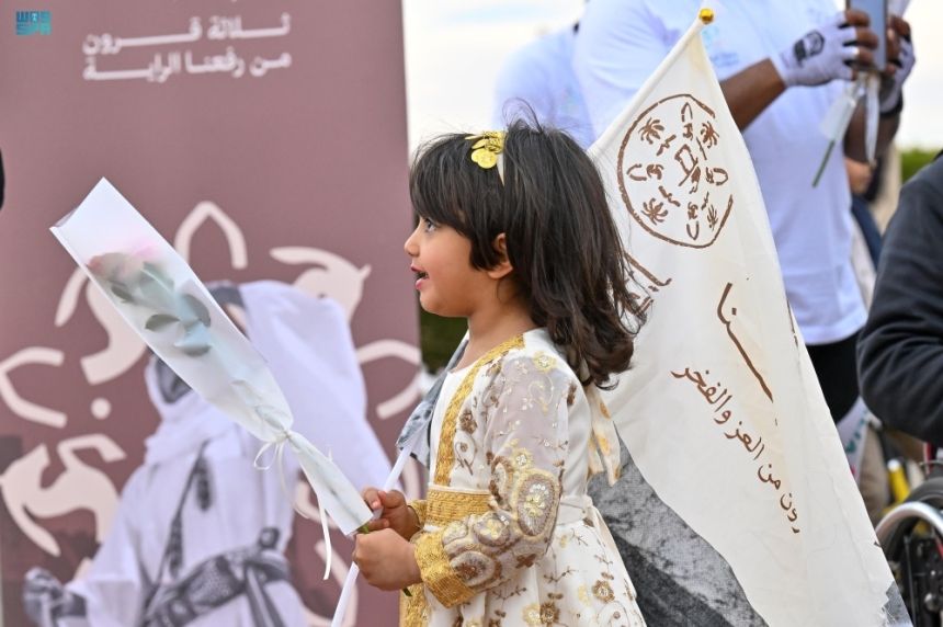 صور| مصحوبة بالأناشيد.. مسيرة للهجانة والمشاة بتبوك في يوم التأسيس