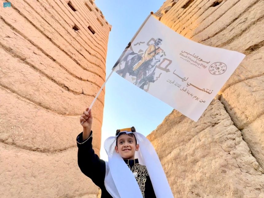 صور| بالزي السعودي التراثي.. فرحة أطفال نجران بيوم التأسيس