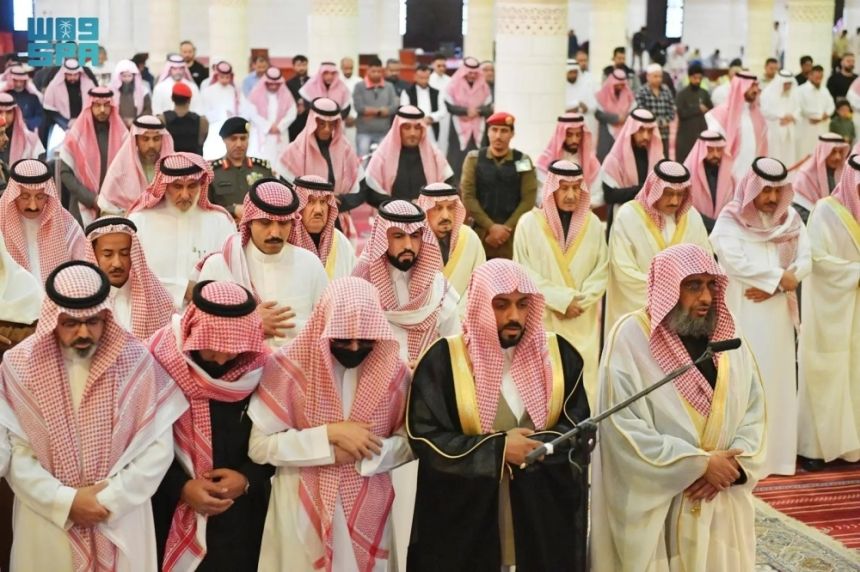 أمير الرياض يؤدي صلاة الميت على الأمير فهد بن عبدالمحسن ووالدة الأمير خالد بن سعد بن سعود