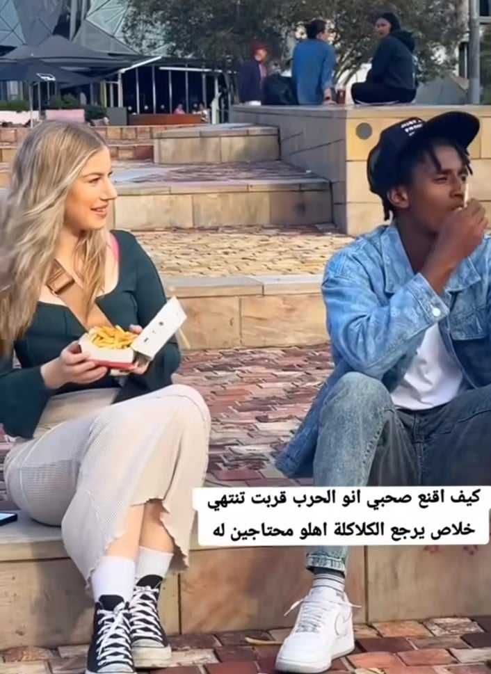 شاهد بالصورة والفيديو.. شاب سوداني يجلس مع “خواجية” حسناء بأحد شوارع أوروبا ويمازحها وسط ضحكاتها وتجاوبها وساخرون: (دا تاني ما برجع حتى لو حرروا السودان كلو)
