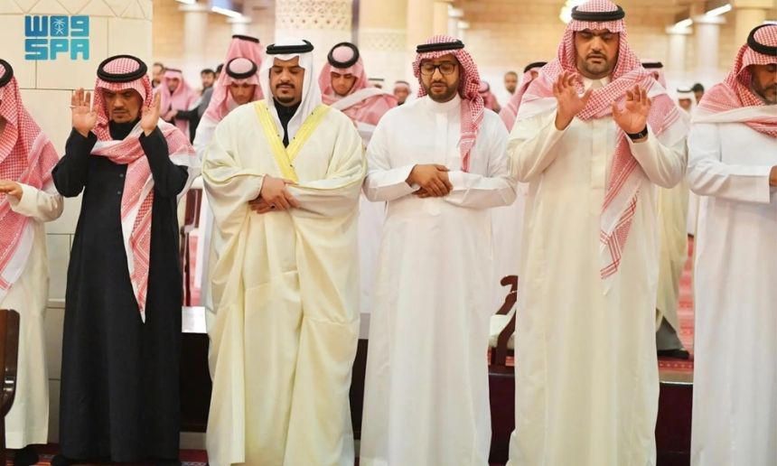 أمير الرياض يؤدي صلاة الميت على الأمير فهد بن عبدالمحسن ووالدة الأمير خالد بن سعد بن سعود