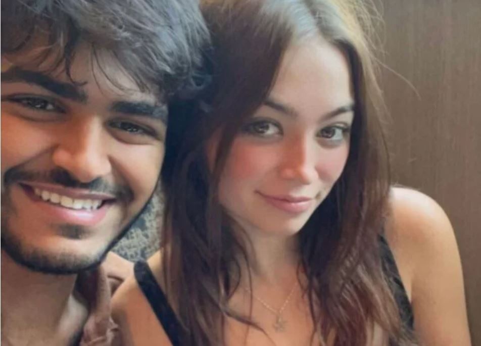فيديو.. معاذ نجل هند القحطاني يفاجئ صديقته الأمريكية بهدية فخمة في عيد الحب بقيمة 14 ألف ريال!