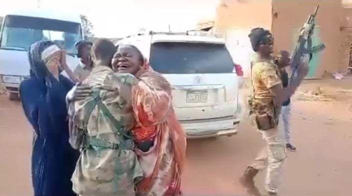 شاهد بالصورة والفيديو.. في مشهد مؤثر من تحرير أم درمان.. أم سودانية تنوح بالبكاء فرحاً وتعانق إبنها الجندي بالجيش بعد أن شاهدته لأول مرة منذ عشرة شهور
