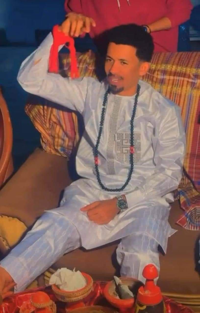 شاهد بالصورة.. الفنان السوداني الشاب علي الشيخ يدخل القفص الذهبي
