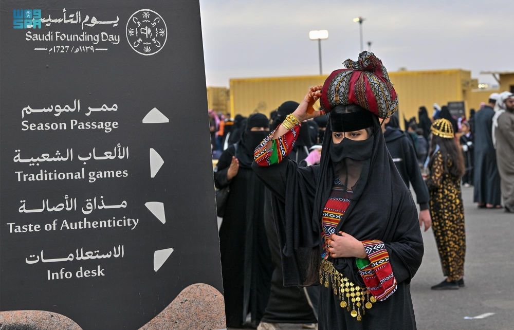 شاهد| بالملابس التراثية.. أهالي تبوك يعبرون عن فرحتهم بيوم التأسيس