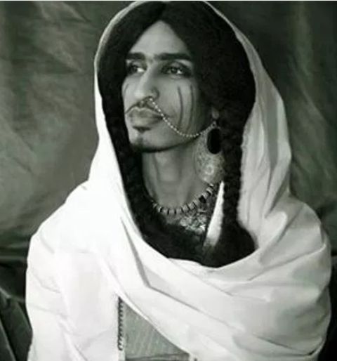 شاهد بالفيديو.. “المثلي” السوداني أحمد عمر يشعل ثورة من الغضب على مواقع التواصل بعد ظهوره وهو يقدم وصلة رقص فاضحة على أنغام (اما نعيمة نعمين)