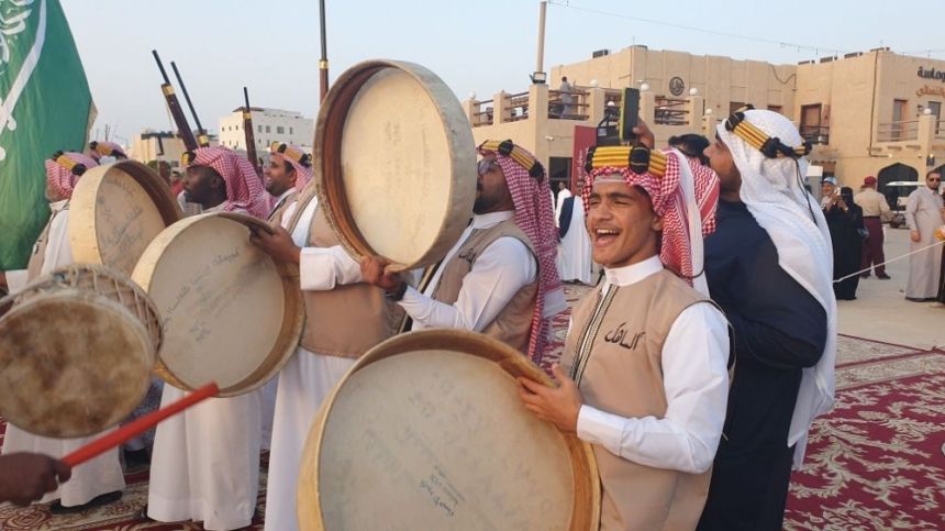وسط العوامية.. العرضة السعودية و20 شيلة متنوعة احتفالاً بيوم التأسيس
