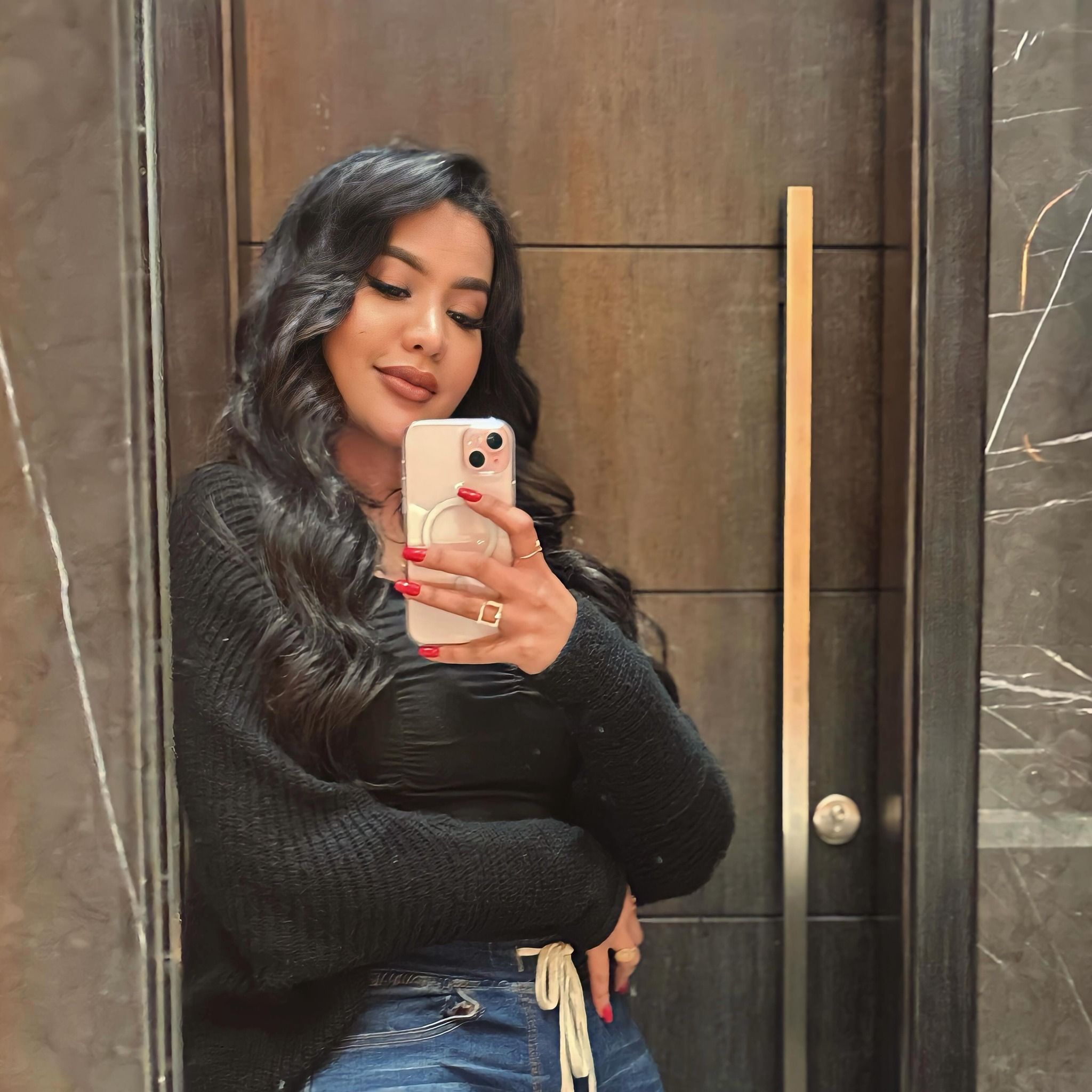 شاهد بالصورة.. حسناء السوشيال ميديا “لوشي” تبهر المتابعين بإطلالة جديدة من “دبي” وتقول: (ضع لنفسك دور البطولة)