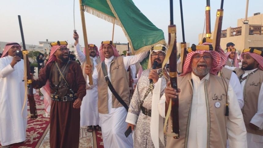 وسط العوامية.. العرضة السعودية و20 شيلة متنوعة احتفالاً بيوم التأسيس