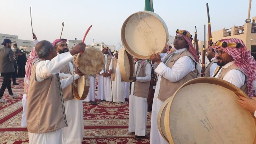 وسط العوامية.. العرضة السعودية و20 شيلة متنوعة احتفالاً بيوم التأسيس