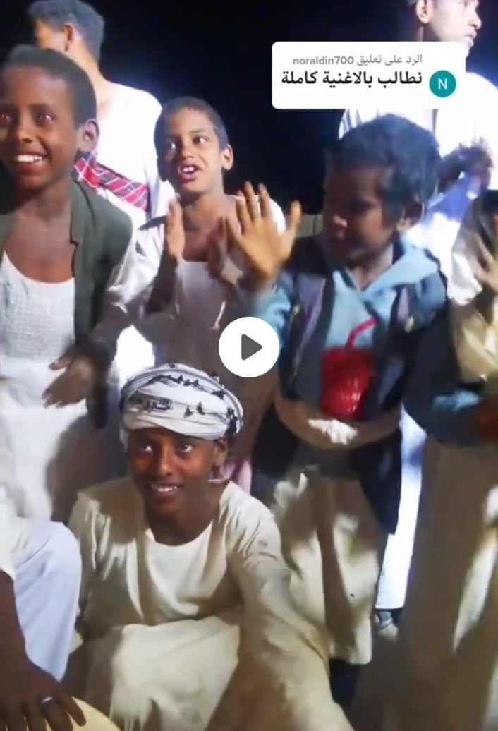 شاهد بالصورة والفيديو.. أطفال سودانيون يتفاعلون بشكل هستيري مع أغنية “ربابة” جميلة (مالك علي أنا ما بتحن)