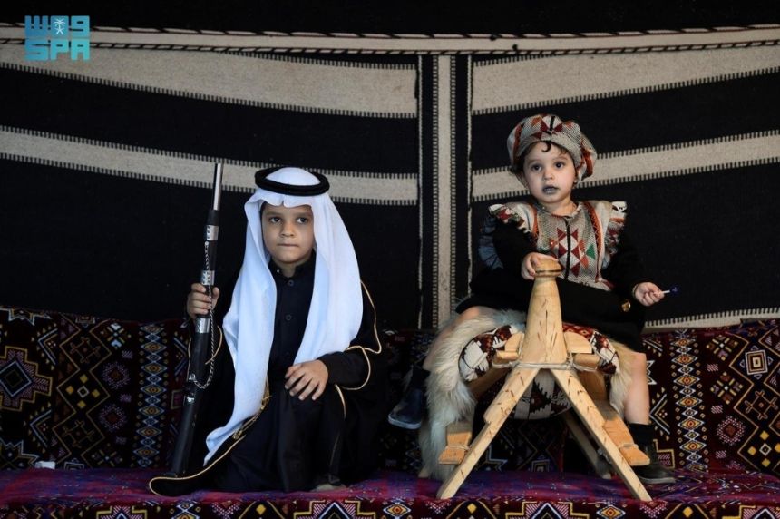 صور.. خيمة قرية التأسيس تبرز أصالة الصحراء وجمال بيئة الأجداد