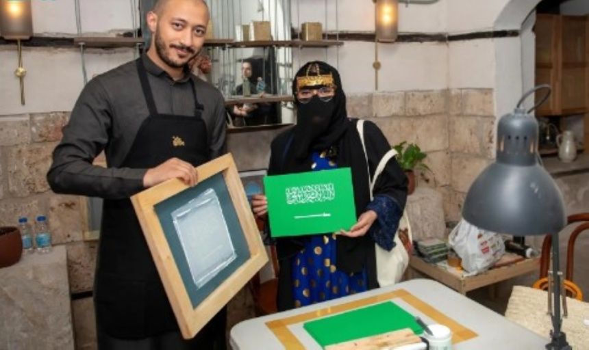 صور.. فعالية تبرز جماليات الخط العربي في العلم السعودي