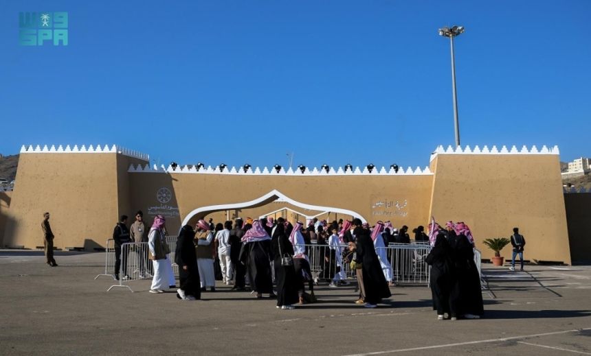 الباحة .. فعاليات قرية التأسيس الفنية والمسرحية تجذب الزوار
