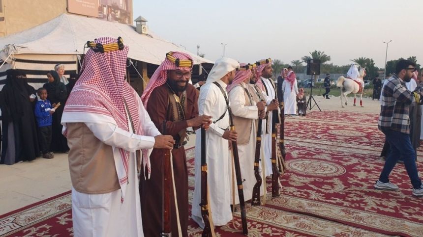 وسط العوامية.. العرضة السعودية و20 شيلة متنوعة احتفالاً بيوم التأسيس