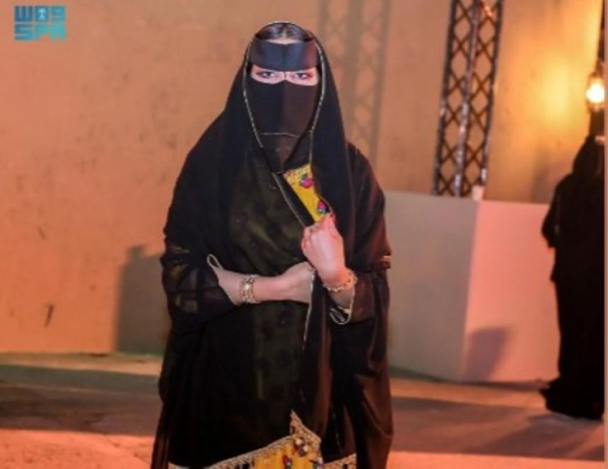 صور.. إقبال كبير على شراء المقتنيات التراثية احتفاء بيوم التأسيس