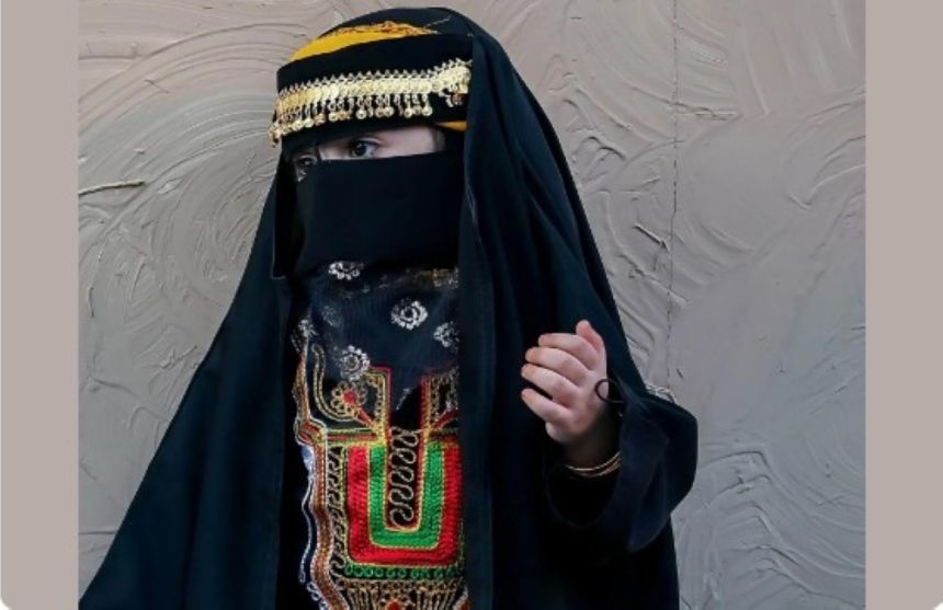 صور.. إقبال كبير على شراء المقتنيات التراثية احتفاء بيوم التأسيس