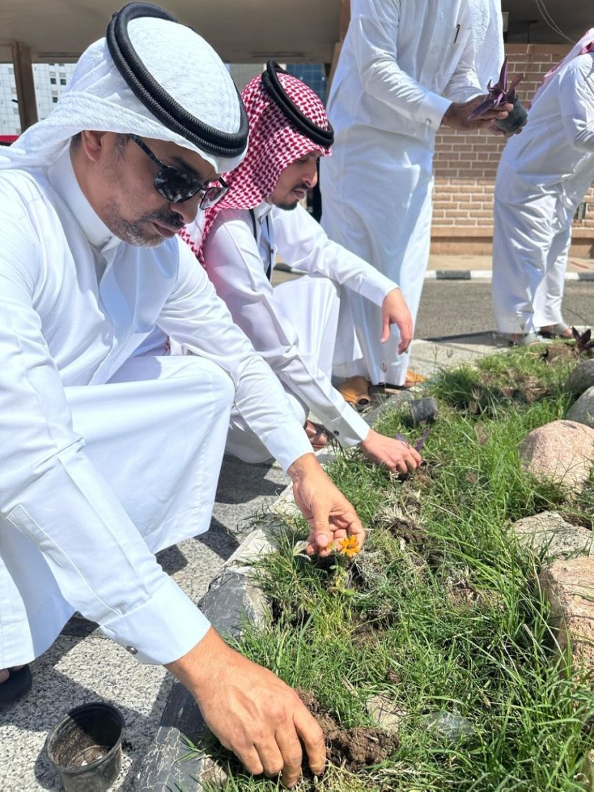 بمشاركة المنسوبين.. تنفيذ مبادرات لتشجير مبنى التعليم ومركز البيضاء 