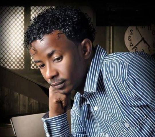 شاهد بالفيديو.. شبيه الفنان السوداني المعتزل صلاح ولي يظهر في الجزائر وهو يغني ويشعل حفل على طريقة ولي سابقاً