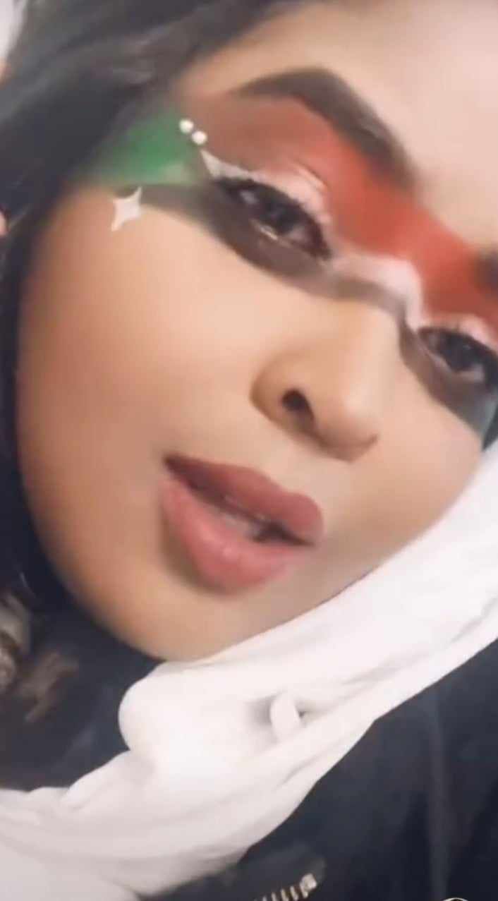 شاهد بالصورة والفيديو.. سودانية حسناء “تكحل” عينيها بألوان علم السودان وتغني: (يا وطني يا بلد أحبابي)