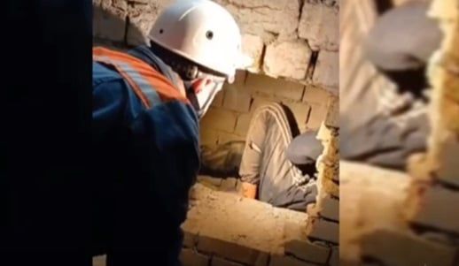 حادث غريب.. شاهد إنقاذ فتاة علقت بين جدارين لمدة 3 أيام