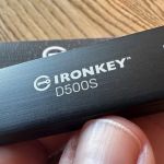 تكنولوجيا: إستعراض لذاكرة التخزين المشفرة Kingston IronKey D500S