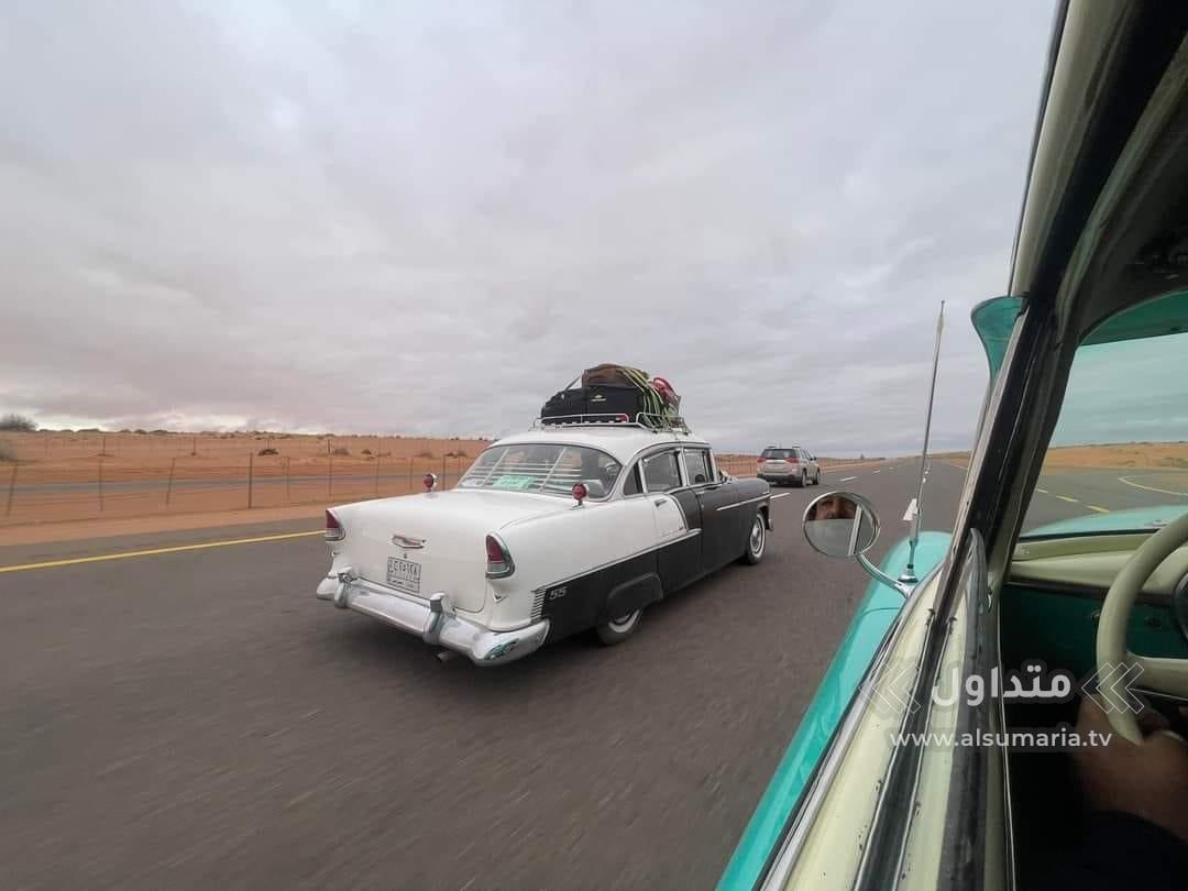 بسيارات كلاسيكية.. رحلة مثيرة من العراق الى السعودية (صور)