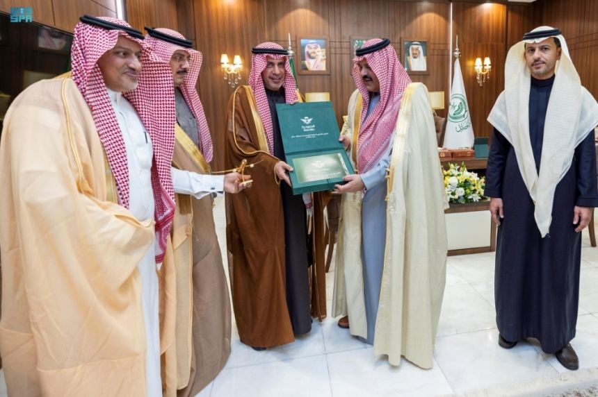 أمير حائل يطلع على أرقام وإحصائيات الخطوط السعودية بالمنطقة
