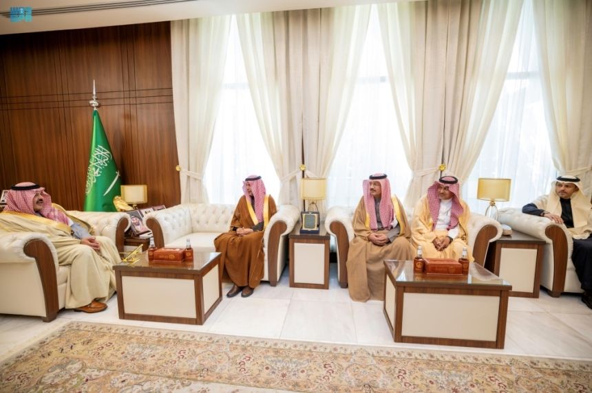 أمير حائل يطلع على أرقام وإحصائيات الخطوط السعودية بالمنطقة