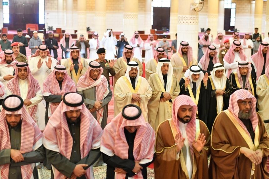 نائب أمير الرياض يؤدي صلاة الميت على الأميرة هيا بنت سعود بن محمد بن مقرن بن مشاري