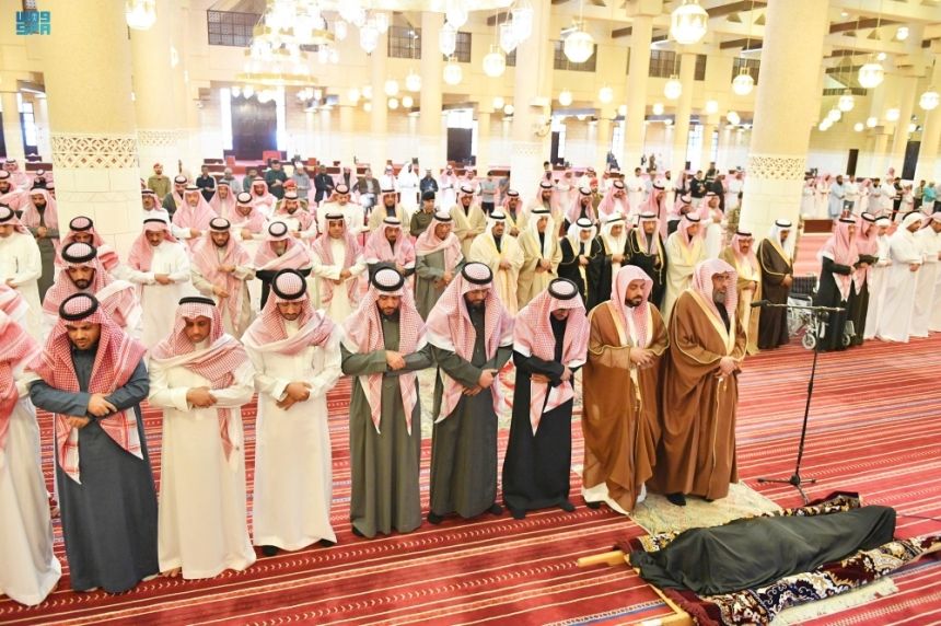 نائب أمير الرياض يؤدي صلاة الميت على الأميرة هيا بنت سعود بن محمد بن مقرن بن مشاري