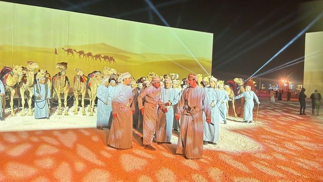 بالفيديو ..."الخليج 365" ترصد استعراض هجن عُمان بـ"جادة" حائل.. والزوار يتفاعلون