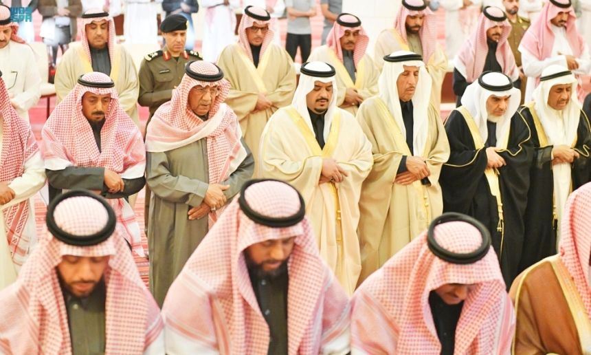 نائب أمير الرياض يؤدي صلاة الميت على الأميرة هيا بنت سعود بن محمد بن مقرن بن مشاري