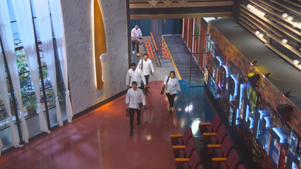 مشتركو TOP CHEF- ALL STARS يبرزون مهاراتهم بتقنية الحرق.. و4 منهم يتأهلون إلى نصف نهائي