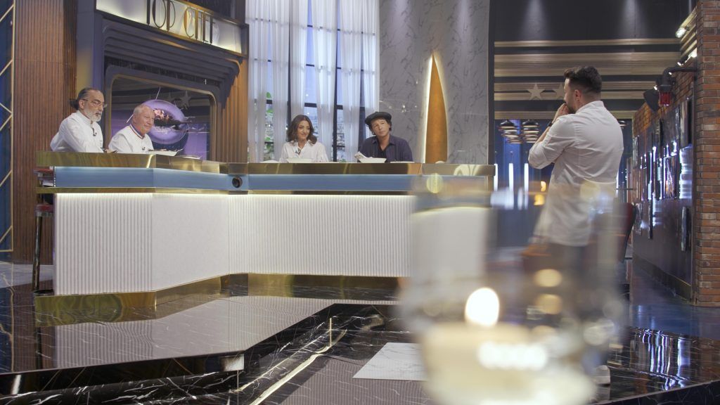 مشتركو TOP CHEF- ALL STARS يبرزون مهاراتهم بتقنية الحرق.. و4 منهم يتأهلون إلى نصف نهائي