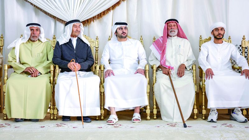 الامارات | مكتوم بن محمد يقدّم واجب العزاء في وفاة مسري بن عتيج بالعرطي