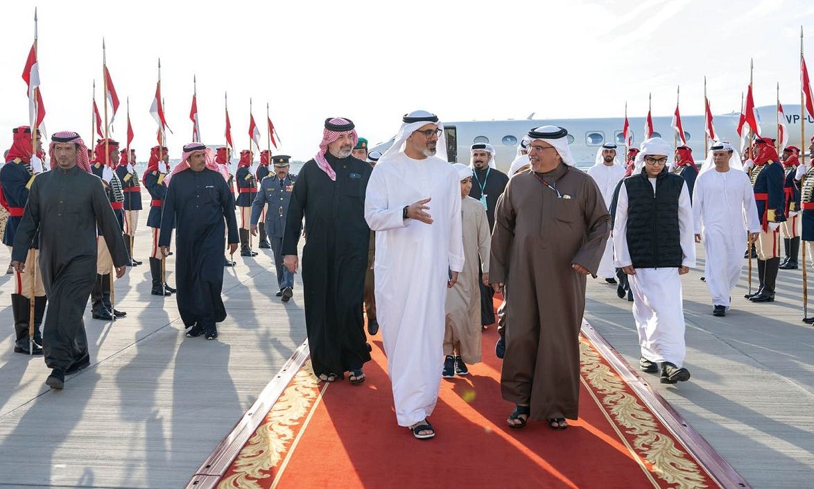 الامارات | استقبله ولي عهد البحرين ..ولي عهد أبوظبي يصل إلى البحرين في زيارة أخوية
