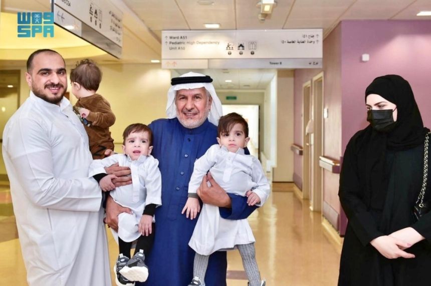 بعد أشهر من فصلهما.. "الربيعة" يطمئن على التوأمين العراقيين "عمر وعلي"