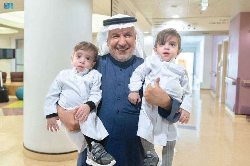 بعد أشهر من فصلهما.. "الربيعة" يطمئن على التوأمين العراقيين "عمر وعلي"