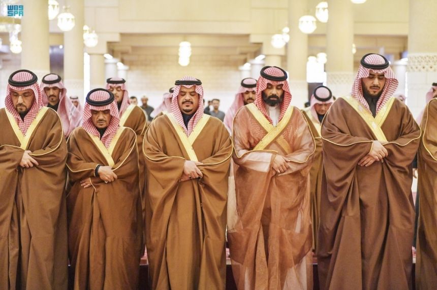 أمير الرياض يؤدي صلاة الميت على الأمير تركي بن عبدالله بن ناصر بن عبد العزيز