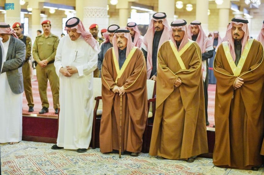 أمير الرياض يؤدي صلاة الميت على الأمير تركي بن عبدالله بن ناصر بن عبد العزيز
