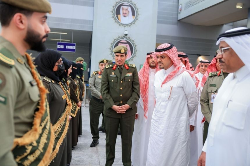 نائب أمير منطقة مكة يتفقد سير الأعمال في مطار الملك عبدالعزيز الدولي