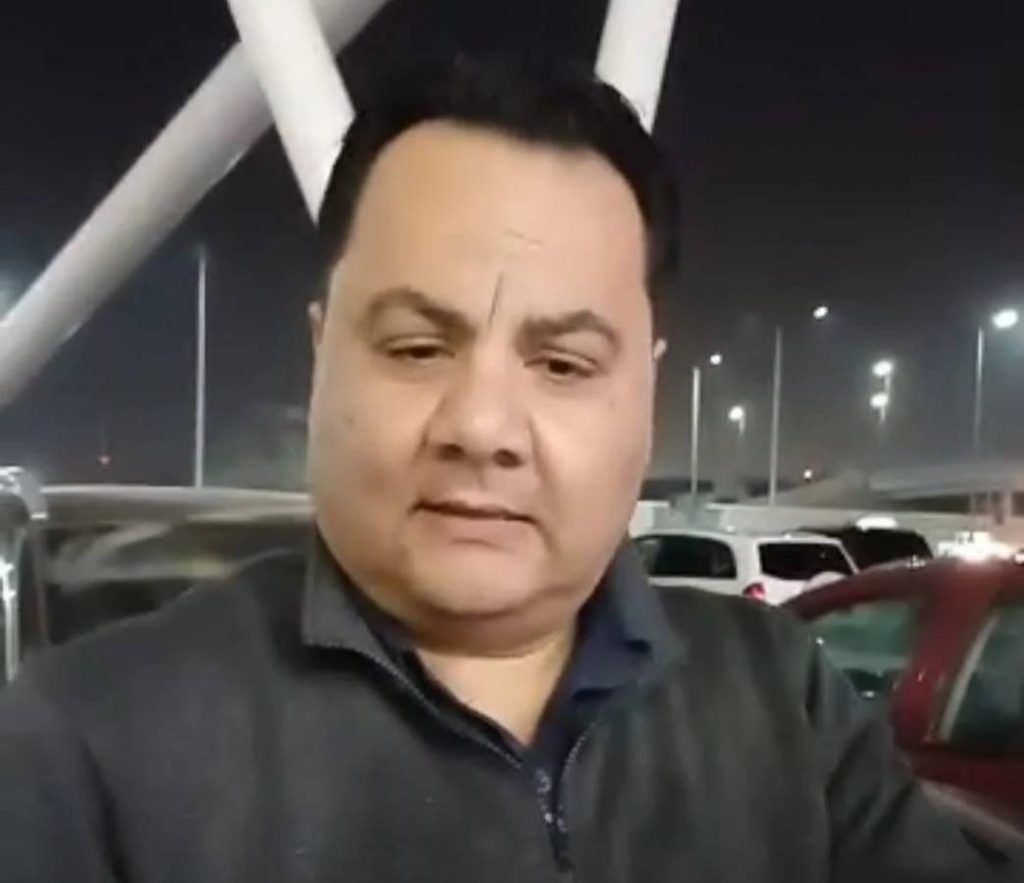 نجل حلمي بكر يصل مصر لوداع والده.. وتصريحاته تحدث ضجّة