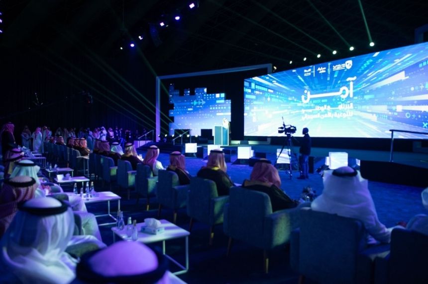 نائب أمير مكة يفتتح «معرض برنامج آمن للتوعية بالأمن السيبراني» بجدة 