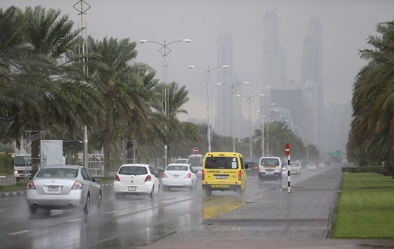 الامارات | مصحوبة بـ"برق ورعد".. "الأرصاد": موجات أمطار متتالية وسريعة خلال منتصف الليل
