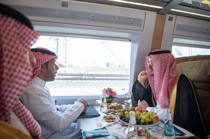 نائب أمير منطقة مكة المكرمة يتفقد قطار الحرمين السريع