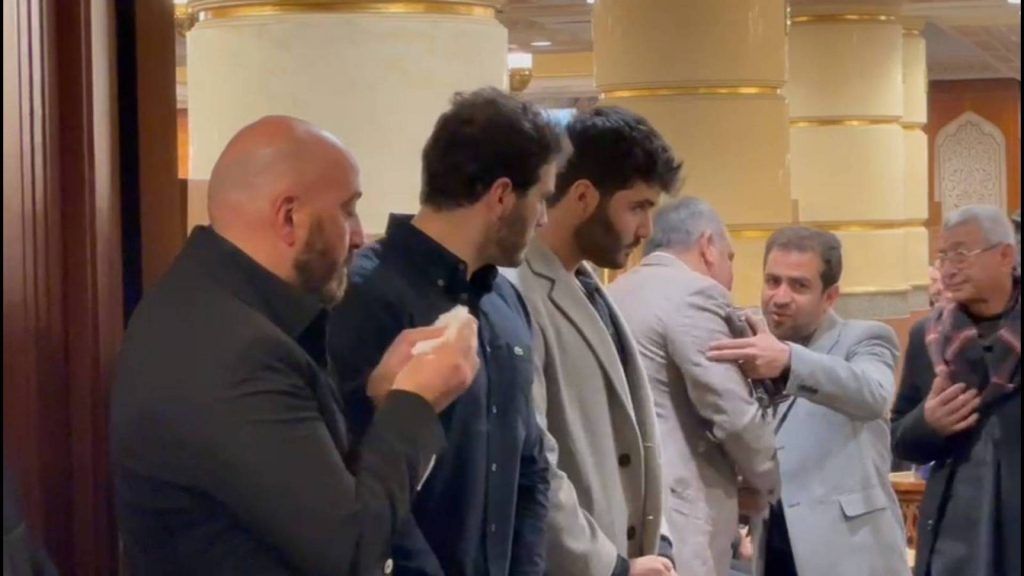 في غياب النجوم.. مجدي الهواري ينهار بالبكاء في عزاء شقيقته